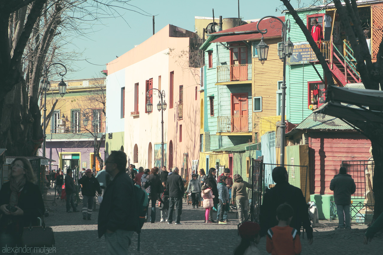 Caminito Carnival Foto von A vibrant street in La Boca, Buenos Aires, full of lively colors and bustling activity. A dance of culture and creativity in the heart of Argentina.